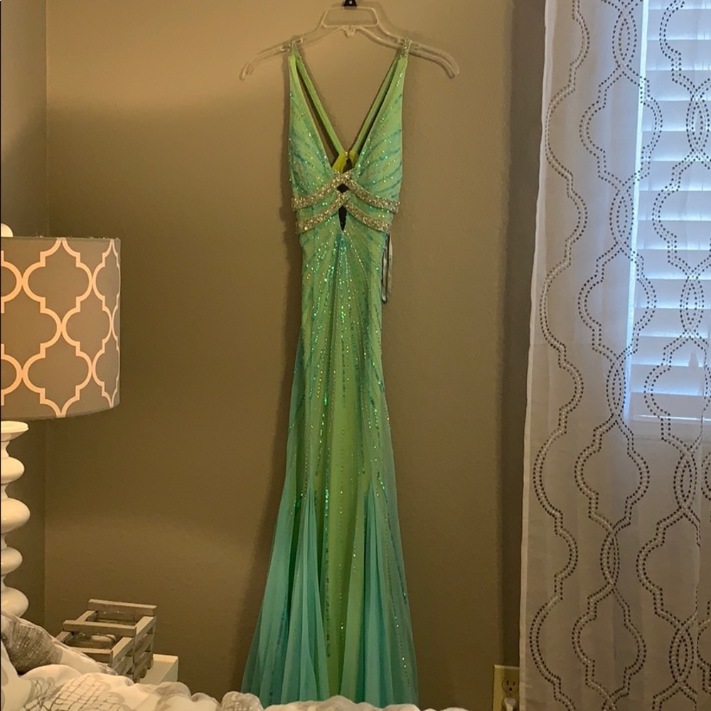 Prom dress - Picture 2 of 3